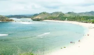 Tersembunyi Pantai Watu Karung